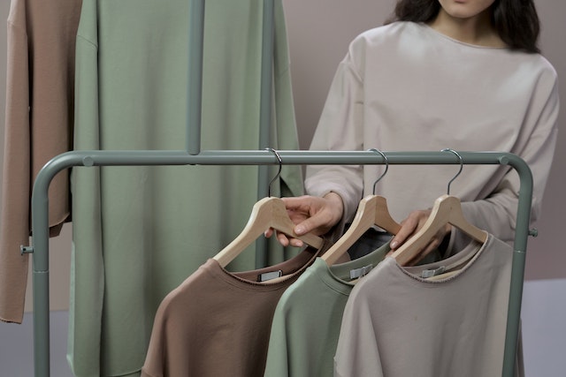 Bluzki i koszule – niezastąpione elementy damskiej garderoby