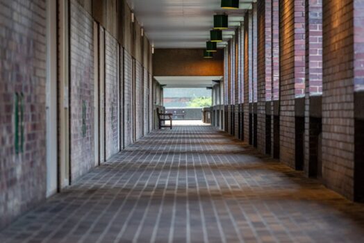 Przedpokój bez chaosu: zabudowa, siedzisko i wieszaki w mieszkaniu 35-60 m2