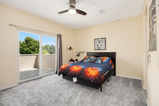 Cicha sypialnia w bloku: wygłuszenie ścian i drzwi bez generalnego remontu