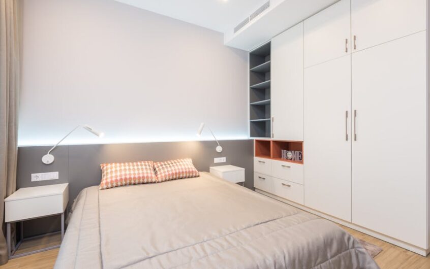 Szafa w sypialni 10-14 m2: układ wnętrza, drzwi i podział na strefy bez błędów