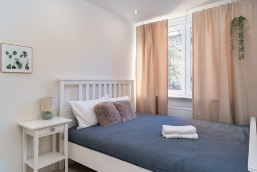 Balkon 3-6 m2 w bloku: podłoga, osłony i składane meble, żeby naprawdę z niego korzystać