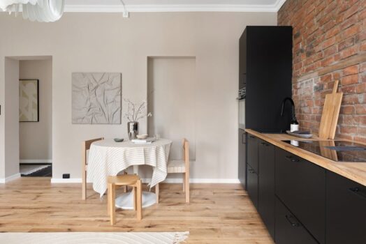 Stół w jadalni i salonie 18-28 m2: wymiary, przejścia i krzesła, żeby było wygodnie na co dzień