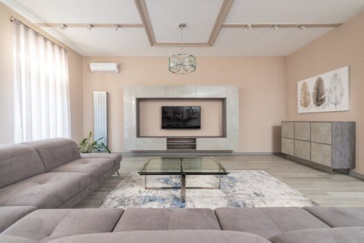 Rośliny w mieszkaniu bez zielonej ręki: gdzie ustawić, jak dobrać doniczki i podlewanie, żeby nie zagracić wnętrza