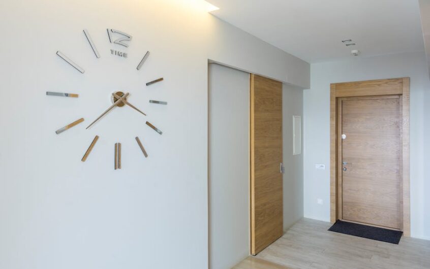 Drzwi przesuwne w mieszkaniu: jak wybrać system, przygotować ścianę i uniknąć hałasu oraz krzywizn