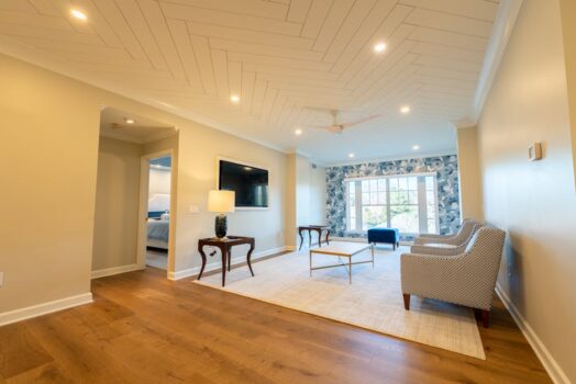 Tapeta w mieszkaniu: gdzie ma sens, jak przygotować ścianę i przykleić bez bąbli (blok, realne warunki)