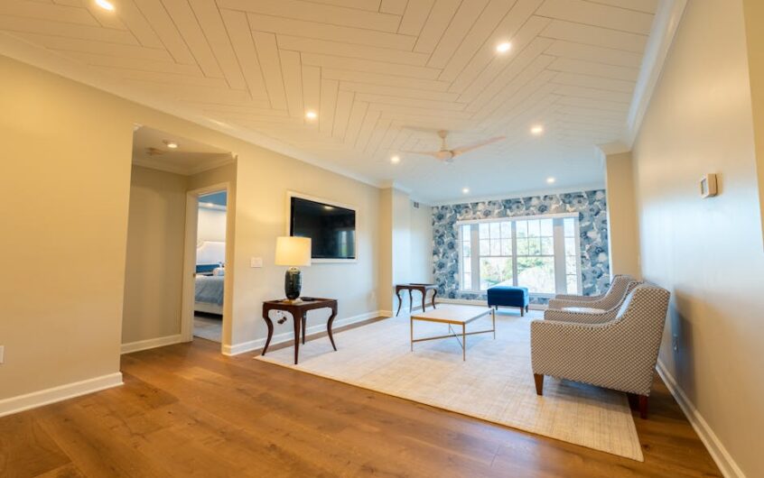 Tapeta w mieszkaniu: gdzie ma sens, jak przygotować ścianę i przykleić bez bąbli (blok, realne warunki)