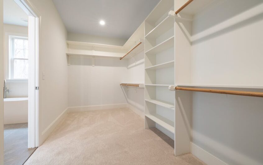 Mała garderoba 2-4 m2 w mieszkaniu: układ, wentylacja i oświetlenie, żeby nie było zaduchu i bałaganu