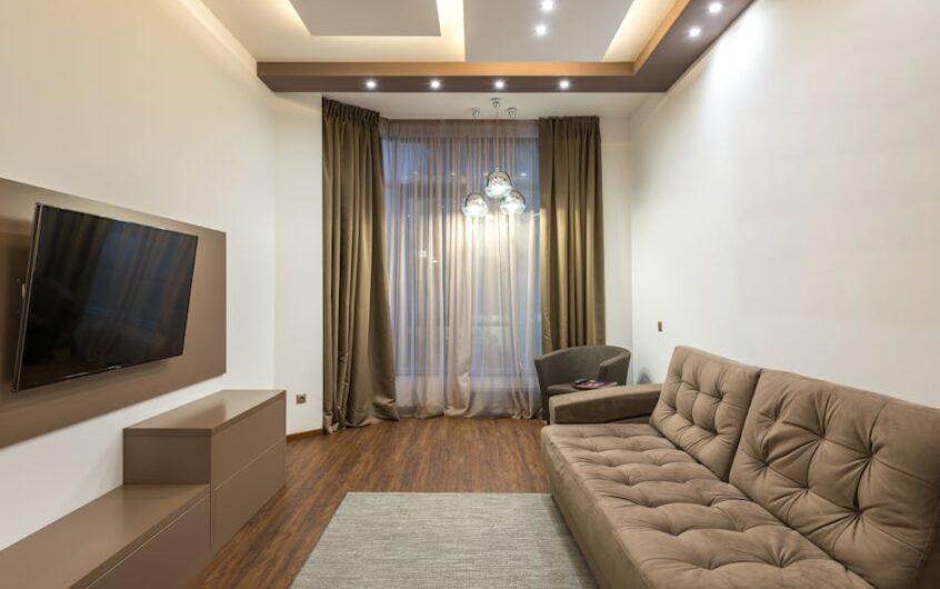 Obniżony sufit w mieszkaniu: kiedy ma sens, jak go zaplanować i oświetlić bez błędów