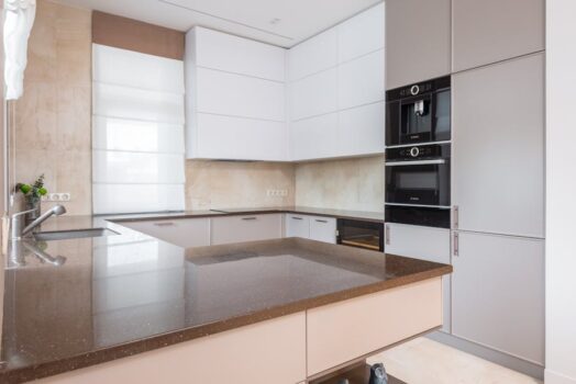 Blat kuchenny w mieszkaniu: jak wybrać materiał, grubość i zabezpieczenia, żeby nie puchł i nie rysował się po roku