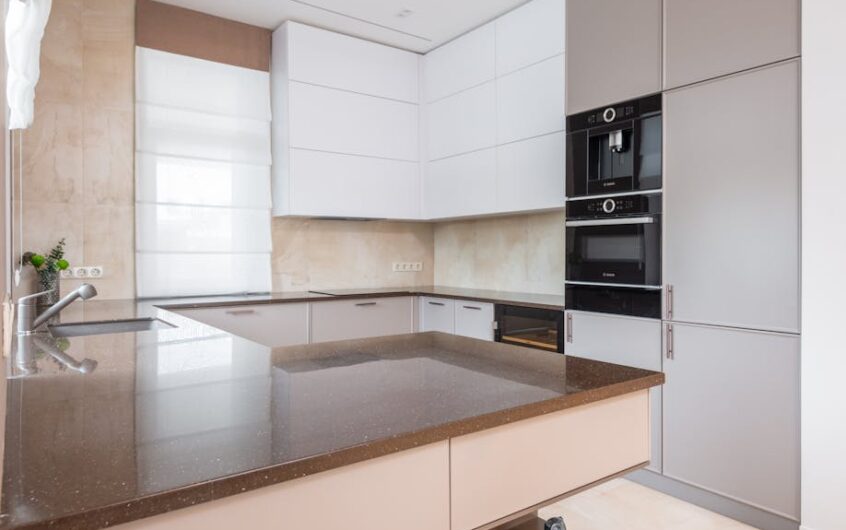 Blat kuchenny w mieszkaniu: jak wybrać materiał, grubość i zabezpieczenia, żeby nie puchł i nie rysował się po roku