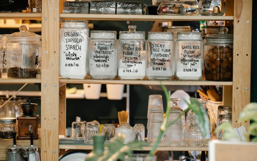 Spiżarka w mieszkaniu: gdzie ją zrobić, jak zaplanować półki i wentylację, żeby jedzenie nie wilgotniało i nic się nie marnowało