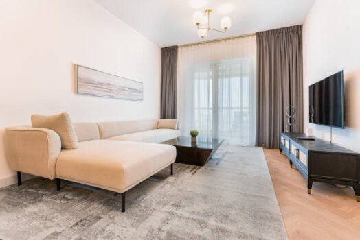 Dywan w mieszkaniu: jak dobrać rozmiar, runo i kolor, żeby nie przeszkadzał w sprzątaniu i nie falował