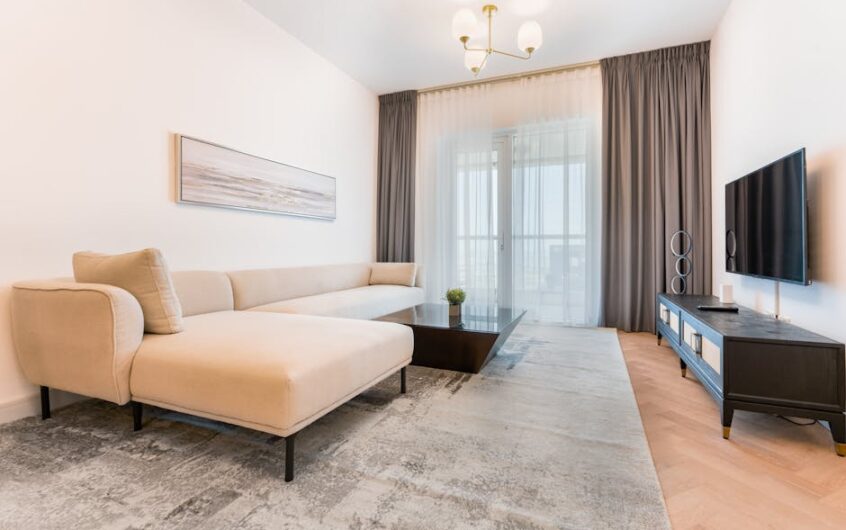 Dywan w mieszkaniu: jak dobrać rozmiar, runo i kolor, żeby nie przeszkadzał w sprzątaniu i nie falował