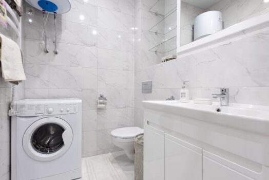 Pralnia w łazience 4-6 m2: układ, wentylacja i schowki, żeby nie było wilgoci i bałaganu