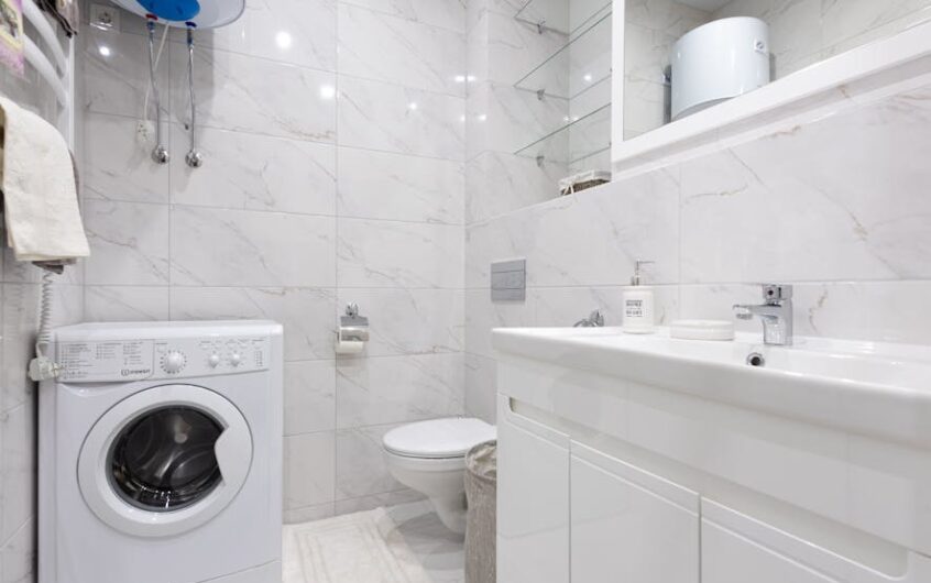 Pralnia w łazience 4-6 m2: układ, wentylacja i schowki, żeby nie było wilgoci i bałaganu