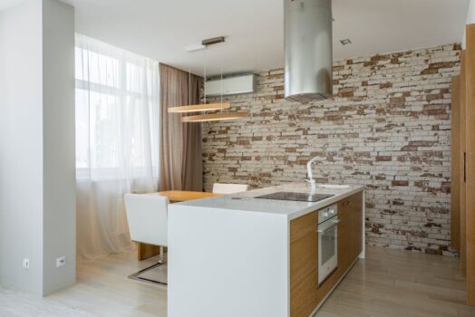 Otwarta kuchnia w bloku: jak ograniczyć zapachy i tłuszcz bez przebudowy