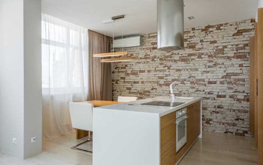 Otwarta kuchnia w bloku: jak ograniczyć zapachy i tłuszcz bez przebudowy