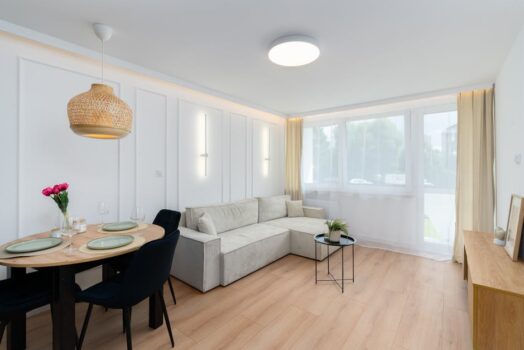 Podłoga w mieszkaniu: panele, winyl czy deska i jak dobrać podkład, żeby nie dudniło i nie puchło