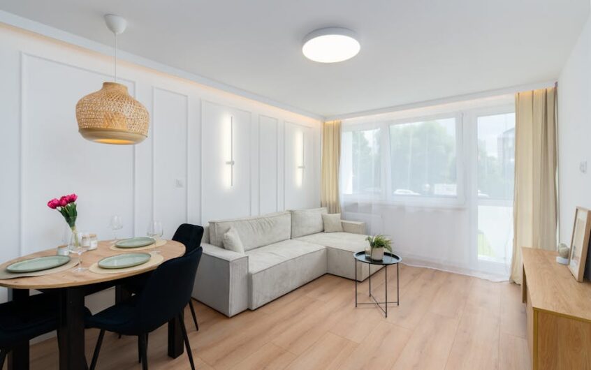 Podłoga w mieszkaniu: panele, winyl czy deska i jak dobrać podkład, żeby nie dudniło i nie puchło