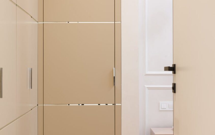 Zabudowa pod sufit w mieszkaniu: szafy i pawlacze bez błędów (wymiary, wentylacja, montaż)