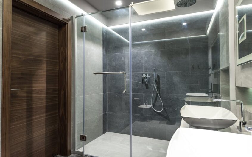 Wanna czy prysznic w łazience 4-8 m2: wymiary, odpływ i ergonomia bez kosztownych przeróbek