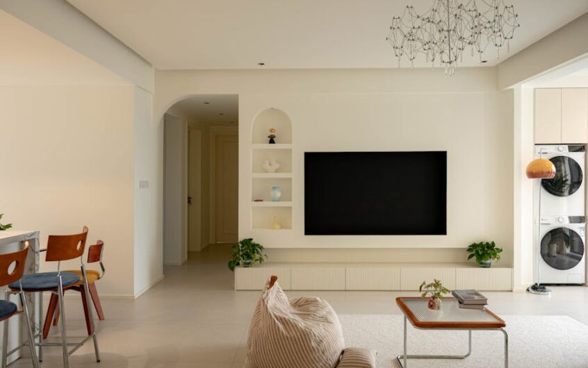 Farba do ścian w mieszkaniu: jak wybrać rodzaj, stopień połysku i kolor, żeby nie było smug i poprawek