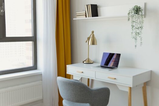 Biurko do home office w mieszkaniu: wymiary, ergonomia i oświetlenie, żeby plecy nie bolały
