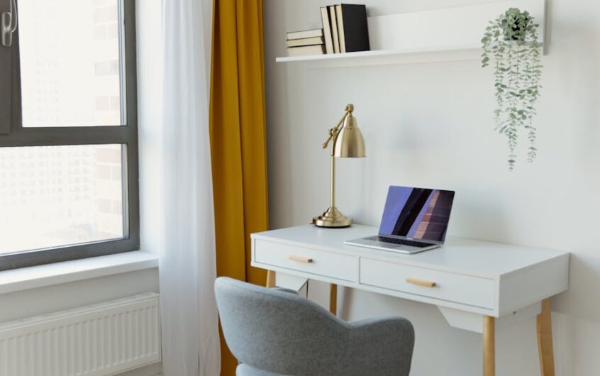 Biurko do home office w mieszkaniu: wymiary, ergonomia i oświetlenie, żeby plecy nie bolały